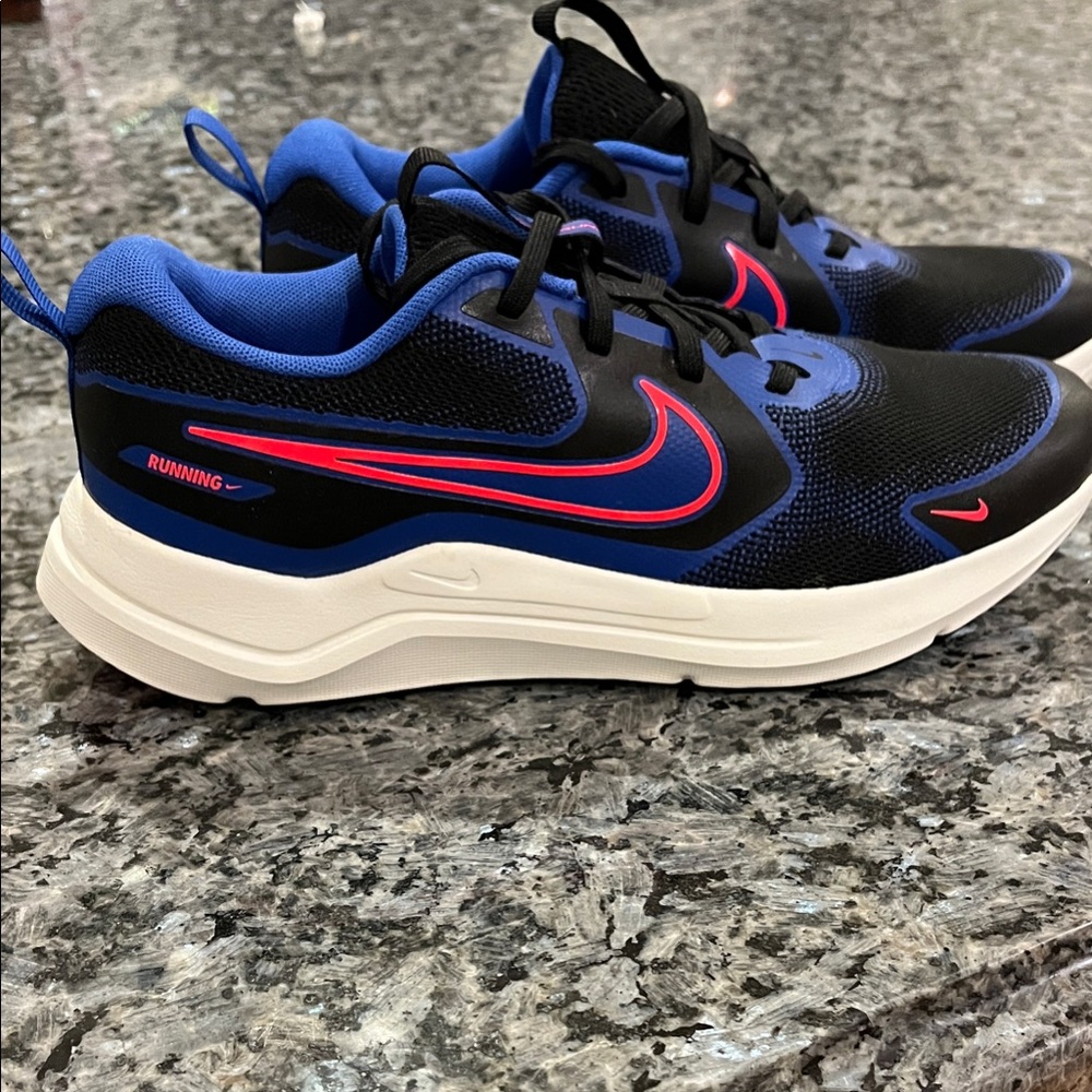 Nike Cosmic Runner Big Kid (7Y) Sneakers